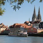 Jeanys Walhalla In 11 Km Von Regensburg Am Donauradweg Донауштауф