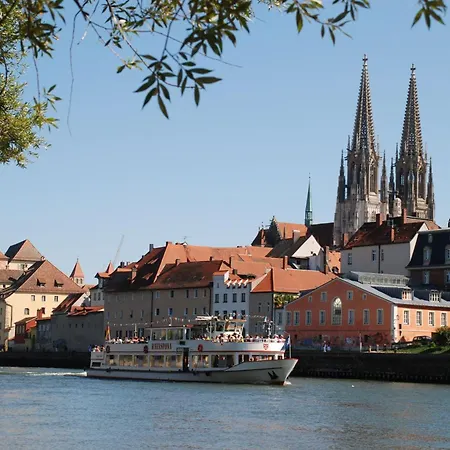 Jeanys Walhalla In 11 Km Von Regensburg Am Donauradweg Donaustauf