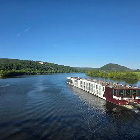 Jeanys Walhalla In 11 Km Von Regensburg Am Donauradweg * Донауштауф